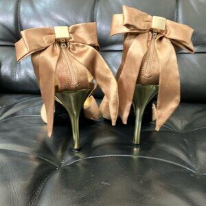 Womens size 9 Le Château Chic shiny tan golden  Stiletto Heels with Ankle Strap